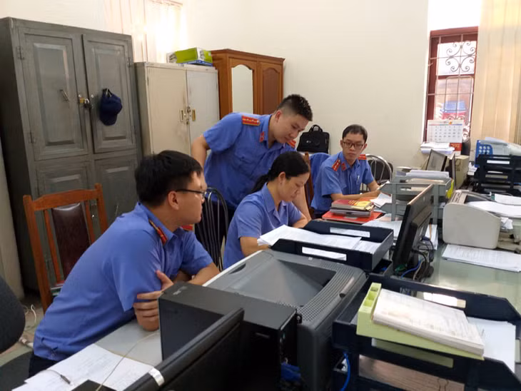 Cán bộ, kiểm sát viên Viện KSND TP Cẩm Phả trao đổi, phân loại tin báo, tin tố giác tội phạm