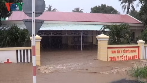 Trạm y tế xã An Hiệp bị ngập sâu.