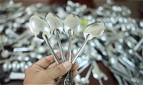 Những chiếc muỗm có rãnh sâu do người dân tự nguyện nộp cho Phòng y tế quận Hải Châu. Ảnh: Nguyễn Đông.