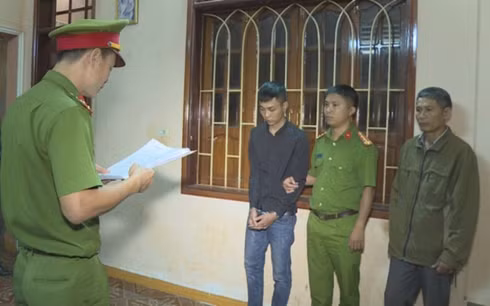 Đối tượng Long nghe cơ quan công an đọc lệnh tạm giữ