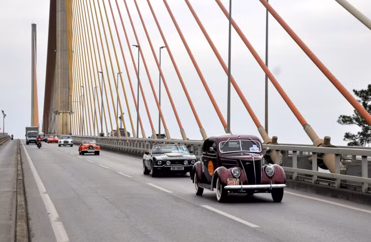 Đoàn xe diễu hành qua cầu Bãi Cháy.