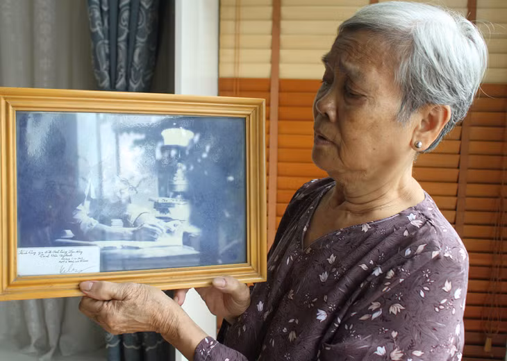 Bà bùi ngùi nhớ về người chồng anh hùng.