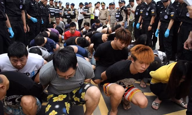Một nhóm tội phạm người Trung Quốc bị bắt giữ ở Campuchia năm 2016. (Nguồn: AFP)