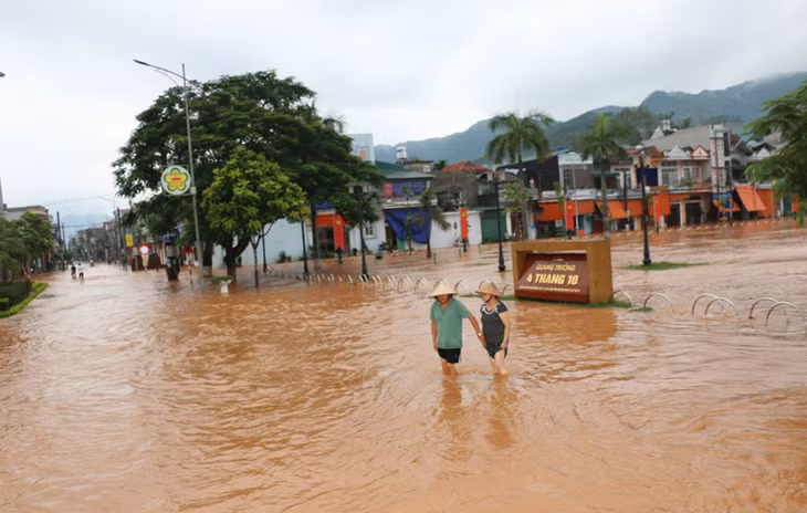 Lũ lụt thường gây nguy cơ dịch bệnh bùng phát, trong đó có bệnh tả (trong ảnh: Ngập lụt tại thị trấn Ba Chẽ vào tháng 7/2018). Ảnh: Phạm Tăng