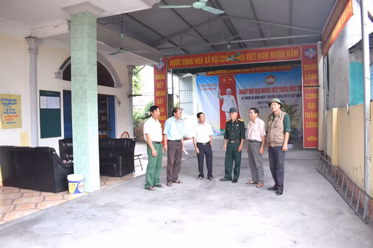 Từ bàn tay khéo léo của các CCB, nhà văn hóa khu Sơn đã được nâng cấp rộng rãi và tiện nghi hơn nhiều