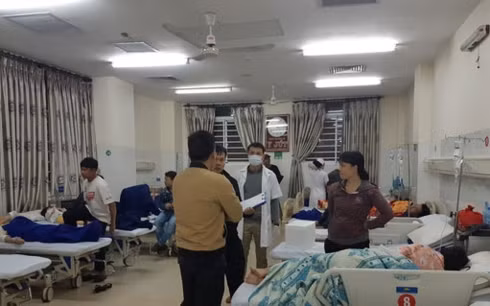 Nhiều người nhập viện cấp cứu tại Bệnh viện Đa khoa Thiện Hạnh sau khi ăn bánh mì.