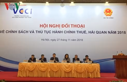 Các đại diện của Bộ Tài chính, VCCI trực tiếp trả lời các thắc mắc của DN
