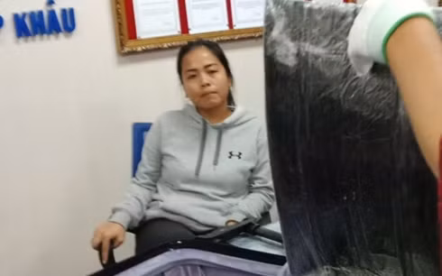 Nữ nghi phạm cùng tang vật.