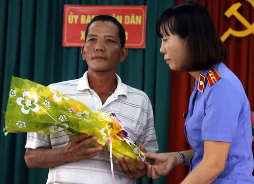 Ông Quang được VKS huyện Vĩnh Cửu xin lỗi công khai hồi tháng 10. Ảnh: Phước Tuấn.