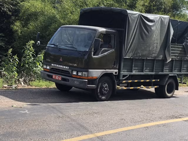 Xe quân sự bị va chạm khi đang chở quân đi làm nhiệm vụ.