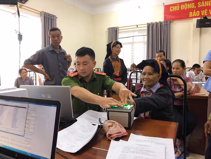 Công an Ba Chẽ đến tận xã để làm thẻ căn cước công dân cho bà con xã Thanh Sơn