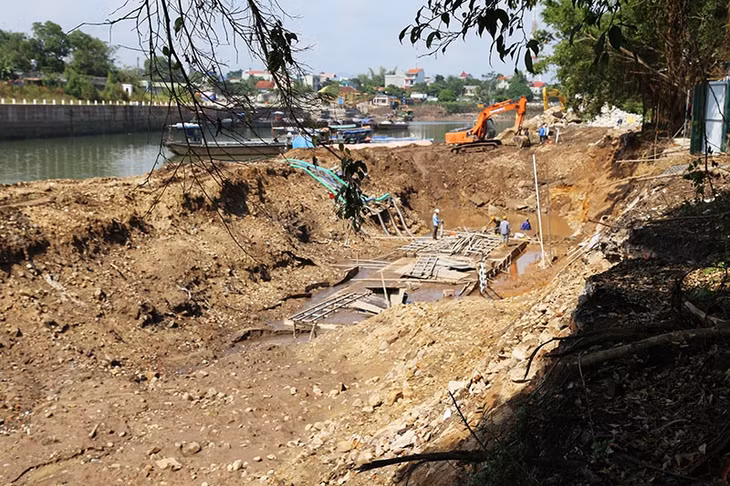 Do thi công dưới sông nên việc đắp bờ bao luôn được quan tâm.