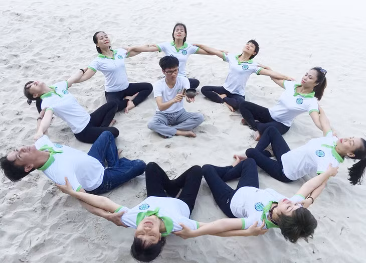 Học viên tập luyện yoga.