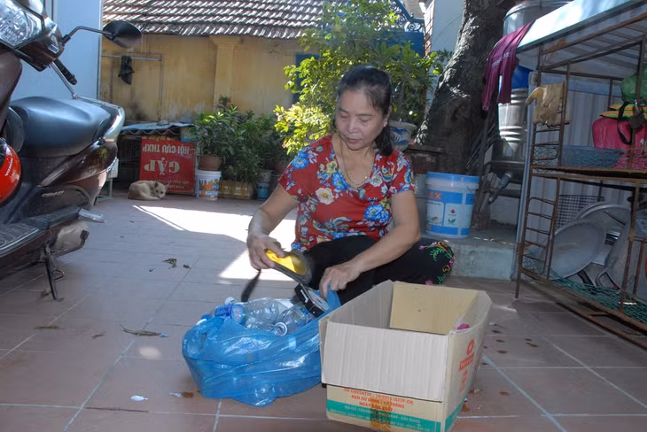 Là Chi hội trưởng phụ nữ nên Chị Lưu Thị Lơ luôn là một trong những hộ tích cực nhất khu phố trong thực hiện phân loại rác thải tại nhà.
