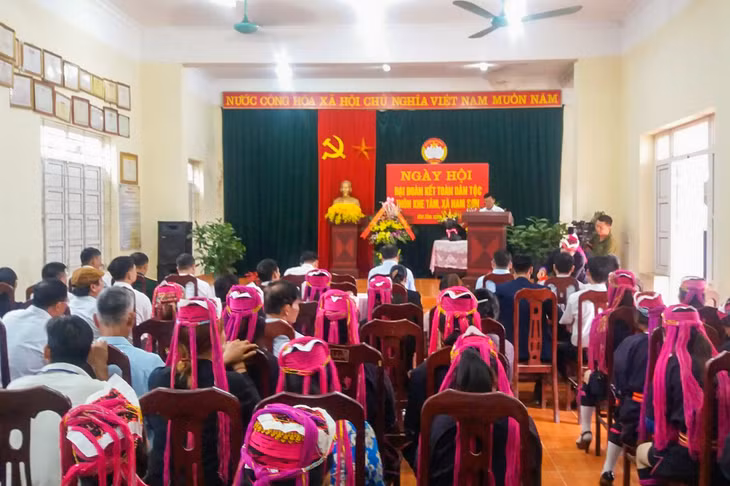 Đông đảo người dân thôn Khe Tâm (xã Nam Sơn, huyện Ba Chẽ) đến dự Ngày hội đại đoàn kết toàn dân.