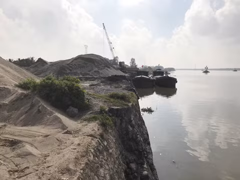 Một bãi tập kết VLXD trái phép trên địa bàn TX Quảng Yên 