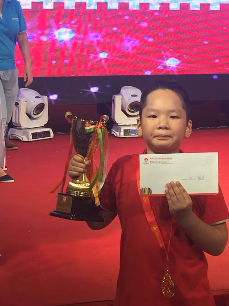 Trần Hùng Long - CLB Cẩm Phả Chess nhận Cúp vàng cá nhân U6 nam giải cờ vua trẻ Hà Nội mở rộng- Cúp Kim Đồng 2018.