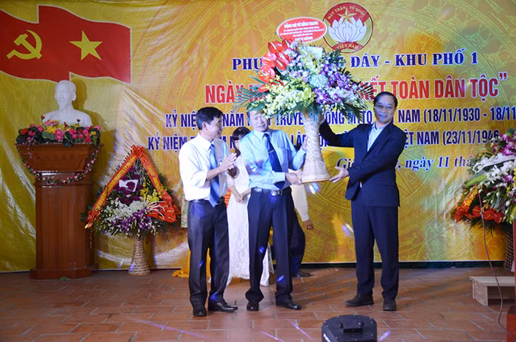 Đồng chí Vũ Hồng Thanh tặng hoa chúc mừng khu phố 1.