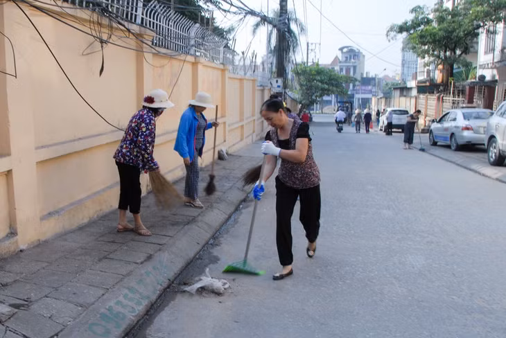 Người dân khu phố 3, phường Hồng Hà (TP Hạ Long) ra quân dọn vệ sinh tuyến đường tự quản,