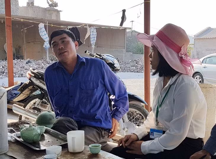 Cán bộ phường Phương Nam trực tiếp tới các hộ tuyên truyền chấm dứt hoạt động lò vôi theo chủ trường của tỉnh, thành phố.