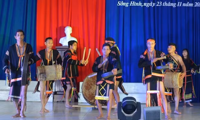 Một điệu múa truyền thống trong lễ cúng trưởng thành được tái hiện trên sân khấu. (Ảnh: Thế Lập/TTXVN)