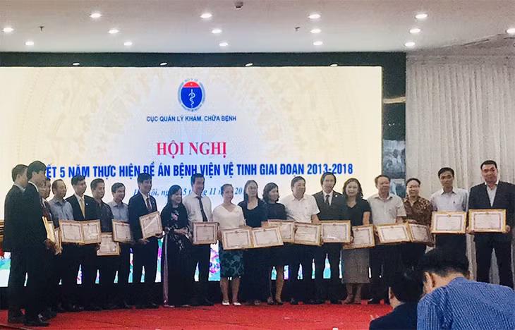 Giám đốc Bệnh viện Đa khoa tỉnh Quảng Ninh (đứng thứ 4 từ phải sang) nhận Bằng khen của Bộ trưởng Bộ Y tế. Ảnh do Bệnh viện Đa khoa tỉnh cung cấp