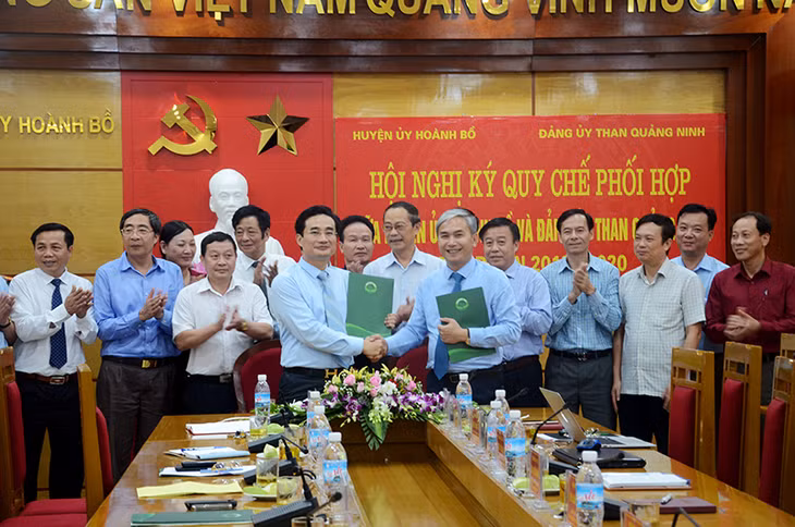 Lãnh đạo Huyện ủy Hoành Bồ và Đảng ủy Than Quảng Ninh ký kết Quy chế phối hợp.