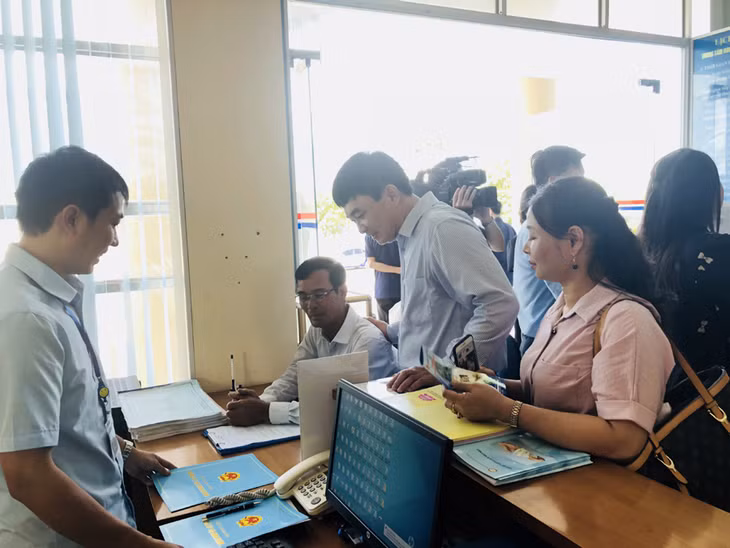 Lãnh đạo TP Uông Bí kiểm tra việc giải quyết TTHC tại Trung tâm Hành chính công thành phố. 