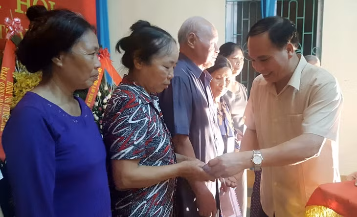 Đồng chí Trần Văn Lâm, Bí thư Thành ủy Uông Bí khen thưởng đại diện các tập thể có thành tích