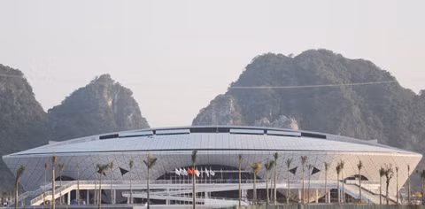 Nhà thi đấu thể thao đa năng 5000 chỗ ngồi nơi diễn ra 15 giờ ngày 15-11, Giải bóng đá Futsal HDBank Cúp quốc gia 2018 được tổ chức tại Nhà thi đấu thể thao đa năng 5000 chỗ ngồi (Đại Yên, TP Hạ Long) sẽ bắt đầu được khởi tranh bằng trận so tài giữa 2 đội Đà Nẵng FC và Thái Sơn Bắc.