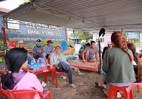 Người dân Đà Nẵng từng nhiều lần dựng lán trại yêu cầu nhà máy dừng hoạt động vì ô nhiễm. Ảnh: Nguyễn Đông.