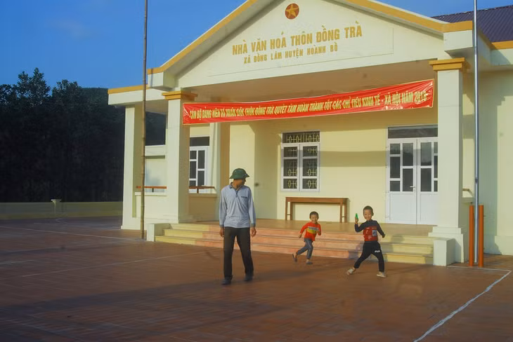 Nhà văn hóa thôn Đồng Trà (xã Đồng Lâm, huyện Hoành Bồ) được đầu tư xây mới khang trang, phục vụ tốt nhu cầu sinh hoạt cộng đồng.
