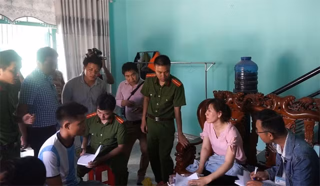 Cuối tháng 5-2018, Phòng Cảnh sát Môi trường TP Đà Nẵng bắt quả tang vụ việc đổ nhớt thải xuống cống thoát nước.