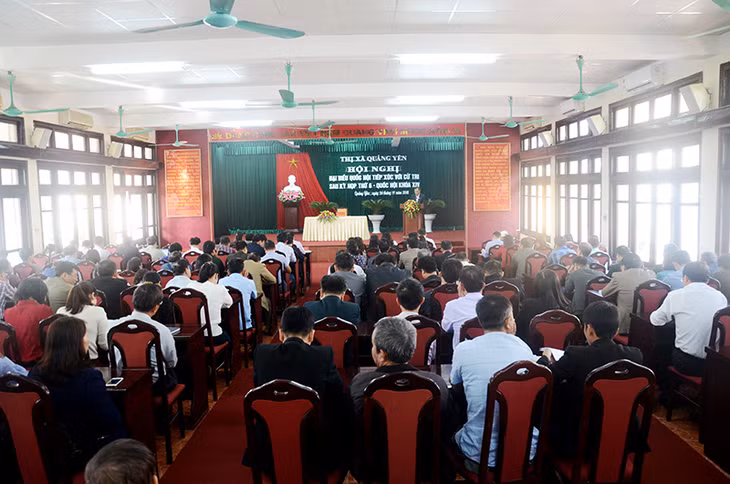 Quang cảnh buổi tiếp xúc cử tri tại TX Quảng Yên.