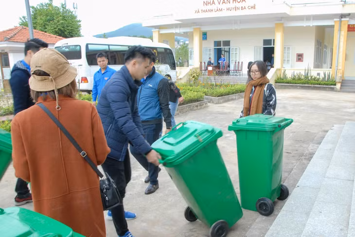 Các tình nguyện viên hỗ trợ xã Thanh Lâm lắp đặt thùng rác công cộng.