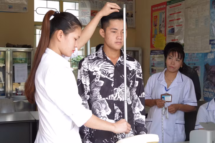 Công dân xã Đồng Sơn (Hoành Bồ) tham gia khám sơ tuyển.