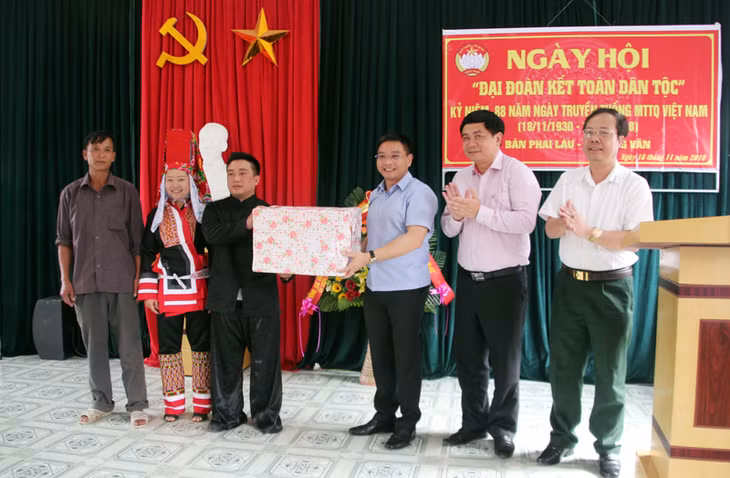 Đồng chí Nguyễn Văn Thắng, Ủy viên Dự khuyết BCH Trung ương Đảng, Ủy viên Ban Thường vụ Tỉnh ủy, Phó Chủ tịch UBND tỉnh dự Ngày hội Đại đoàn kết toàn dân tộc với bà con nhân dân bản Phai Làu, xã Đồng Văn, huyện Bình Liêu