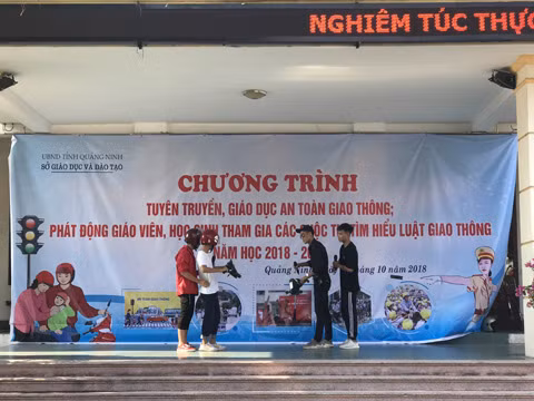 Một buổi sinh hoạt tuyên truyền Luật giao thông của thầy trò học sinh trường THPT Cửa Ông, Cẩm Phả