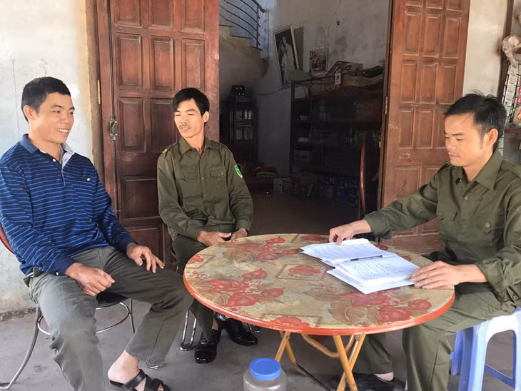 Công an xã Hà Lâu tuyên truyền Luật giao thông cho người dân trên địa bàn