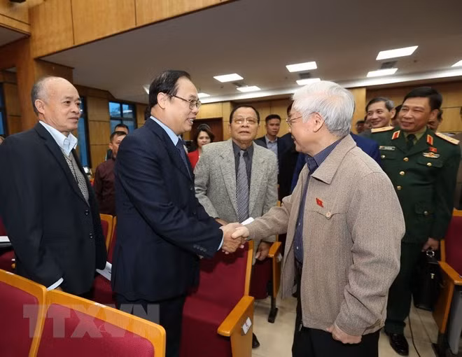 Tổng Bí thư, Chủ tịch nước Nguyễn Phú Trọng tiếp xúc cử tri quận Ba Đình và quận Tây Hồ. (Ảnh: Trí Dũng/TTXVN)