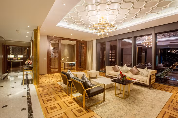 Vinpearl Hotel Huế cao 33 tầng toạ lạc tại trung tâm ngã 6 huyết mạch của Cố đô với kiến trúc tháp hình chữ V hiện đại và sang trọng