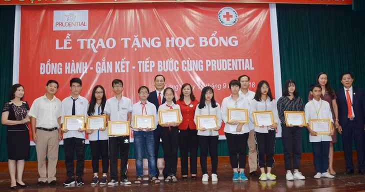 Hội CTĐ tỉnh phối hợp trao học bổng cho học sinh nghèo vượt khó trên địa bàn TP Hạ Long