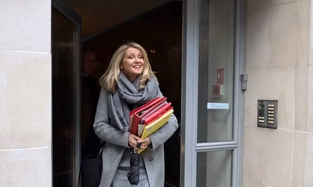 Bộ trưởng Lao động và Hưu trí Esther McVey rời nhiệm sở vào sáng 15/11 sau khi nộp đơn từ chức. Ảnh: PA.