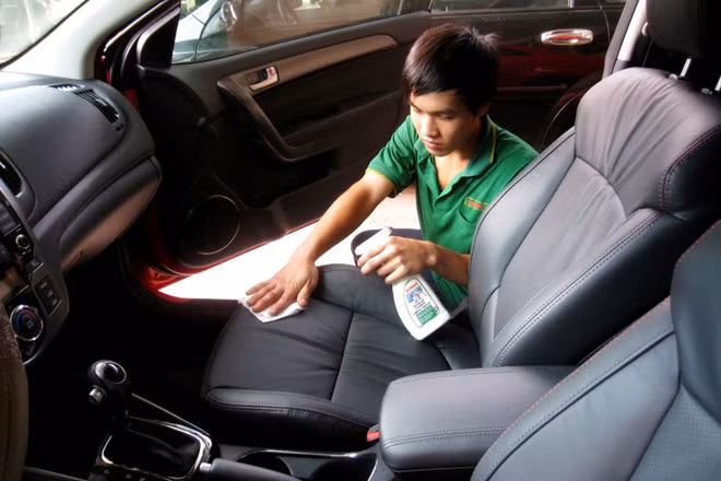 Vệ sinh xe định kỳ giúp hạn chế tình trạng oxy hóa khiến nội thất bạc màu và nhanh cũ.