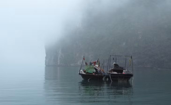 Mùa đông về trên Vịnh Hạ Long. Ảnh: Trần Minh