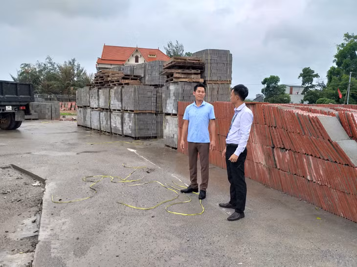 Cán bộ Văn phòng Đảng ủy xã Đông Xá thường xuyên xuống cơ sở nắm tình hình địa bàn