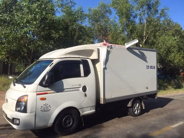 Xe đông lạnh chạy tốc độ nhanh đã gây ra vụ va chạm mạnh với xe quân sự.