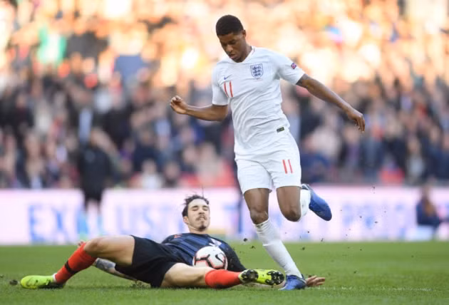  Tới lượt Rashford bị đau.