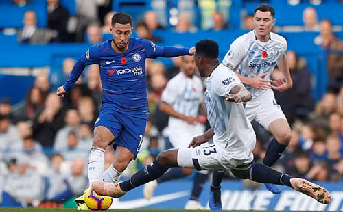 Hazard (áo xanh) chơi đầy nỗ lực nhưng không lần nào xuyên thủng được hàng thủ Everton. Ảnh: AP.