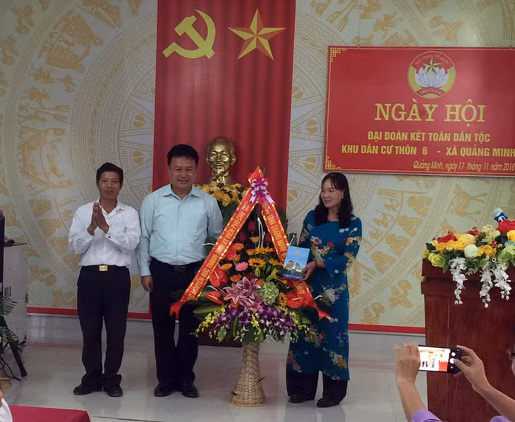 Đồng chí Nguyễn Đức Thành, Phó Chủ tịch HĐND tỉnh tặng hoa chúc mừng cán bộ, nhân dân thôn 6, xã Quảng Minh.